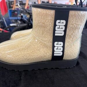 UGG Clear Shearling Ankle Boots - Cream with Black Logo Strap - Size 5